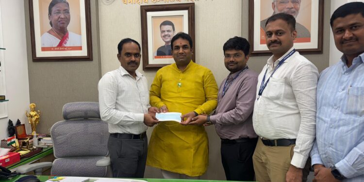 आमदार देवेंद्र कोठे यांची तब्बल 5,55,555 रुपयांची मदत ; मुख्यमंत्र्यांनी तो फोटो ठेवला फेसबुकवर