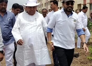 “साहब मैं बुढा हो गया हुं, अरे बुढे हो आपके दुश्मन” IAS संजीव जयस्वाल यांचा मास्तर प्रति आदरभाव