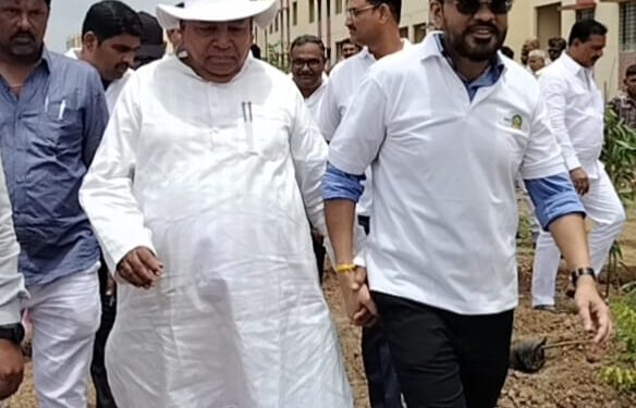 “साहब मैं बुढा हो गया हुं, अरे बुढे हो आपके दुश्मन” IAS संजीव जयस्वाल यांचा मास्तर प्रति आदरभाव