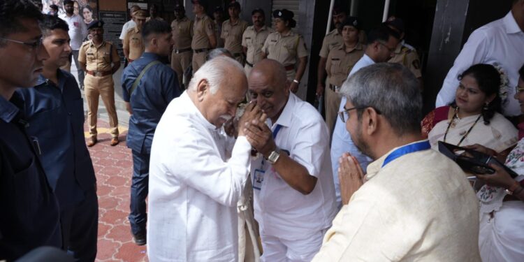 केतन वोरा यांच्याकडून डॉ. मोहन भागवत यांचा सत्कार