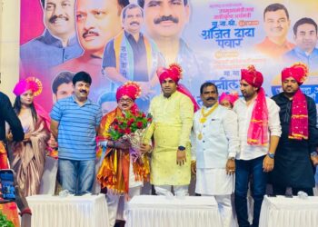 किसनभाऊंच्या वाढदिवसाला उमेशदादा – संतोषभाऊ एका स्टेजवर ; देवेंद्रांच्या उपस्थितीत रंगला कार्यक्रम