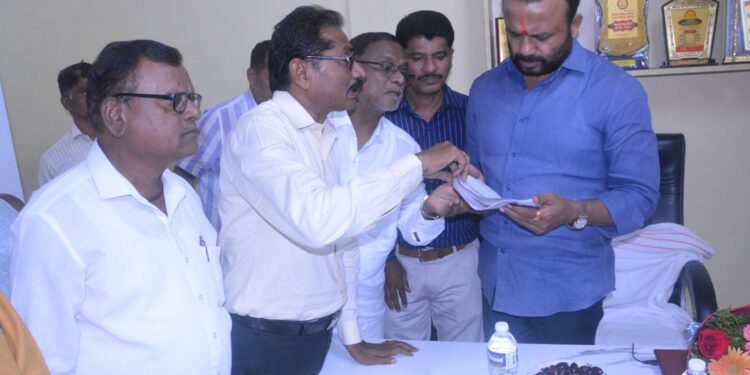 जिल्हा परिषद कास्ट्राईब संघटनेने घेतली पालकमंत्र्यांची भेट ; जयकुमार गोरेंनी मागण्या घेतल्या ऐकून