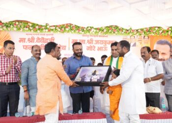 मंडल अध्यक्षांनी दिलेला सपत्नीक वारीतील फोटो फ्रेम पाहून जयाभाऊ भारावले !