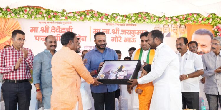 मंडल अध्यक्षांनी दिलेला सपत्नीक वारीतील फोटो फ्रेम पाहून जयाभाऊ भारावले !