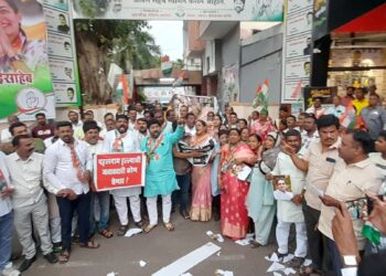 भाजपच्या आंदोलनाला काँग्रेसचे प्रत्युत्तर ; चेतन नरोटे यांनी देवेंद्र कोठे यांचे सगळेच काढले !