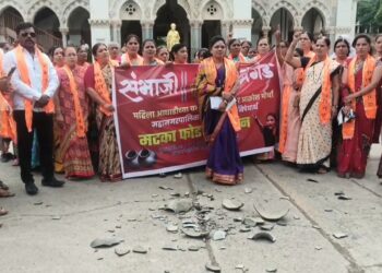 सोलापुरात संभाजी ब्रिगेड आक्रमक ; मटके फोडत केला महापालिकेचा निषेध