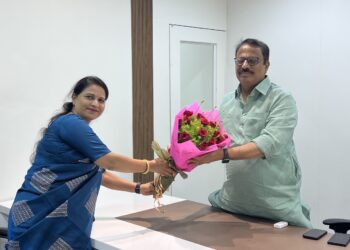 चेअरमन दिलीप माने यांचा संगीता जोगधनकर यांच्या तर्फे सत्कार