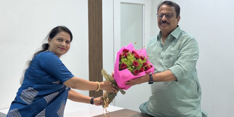 चेअरमन दिलीप माने यांचा संगीता जोगधनकर यांच्या तर्फे सत्कार