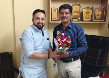 एमआयएम नेते फारुख शाब्दी यांची सिंहासन कार्यालयाला भेट ; राजकीय विषयांवर झाली चर्चा