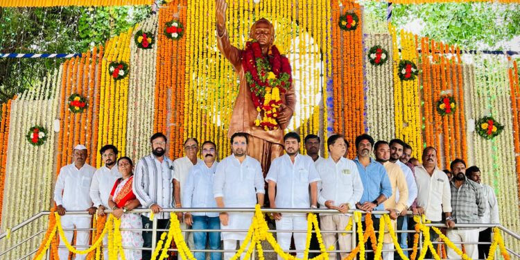 लोकशाहीर अण्णाभाऊ साठे यांच्या जयंतीनिमित्त राष्ट्रवादीचे अभिवादन