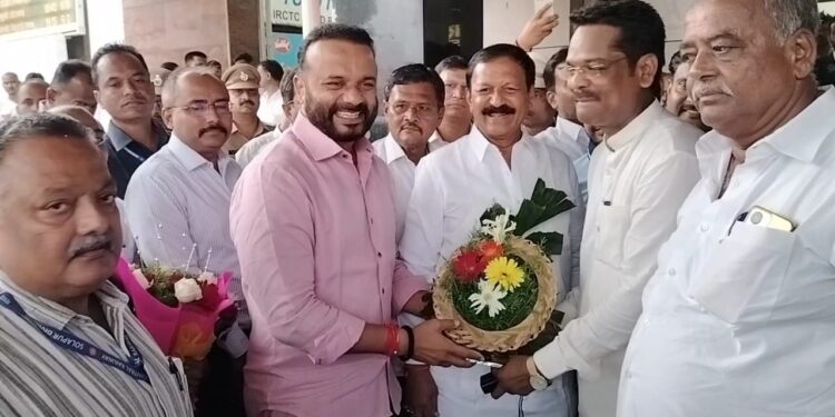 विजय अन् दिलीपमालकांच्या उपस्थितीत जयकुमारांचा हिरवा झेंडा ; दादा होते साक्षीला