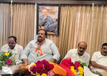 साहेबच माझ्या पाठीशी असावेत ;काँग्रेस  जिल्हाध्यक्षांनी खुर्चीची दिशा बदलली 