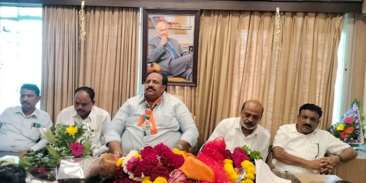 साहेबच माझ्या पाठीशी असावेत ;काँग्रेस  जिल्हाध्यक्षांनी खुर्चीची दिशा बदलली 