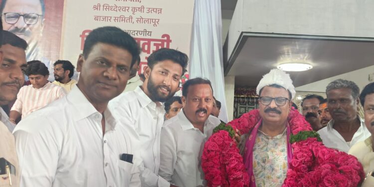 दिलीप ‘मालकां’वर शुभेच्छांचा वर्षाव ; सुमित्रा निवासस्थानी सत्काराला प्रचंड गर्दी