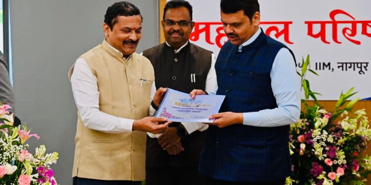 ग्रेट दिलीप स्वामी ! सीएम देवेंद्र फडणवीस यांनी का दिली कौतुकाची थाप ; महसुलमंत्री यांचे कडून ही कौतुक..!