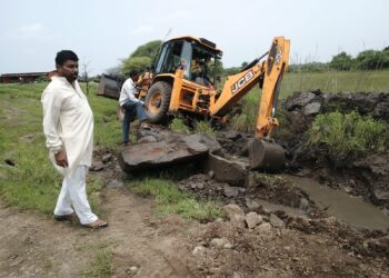 ‘विठ्ठल व मुबारक’ या दोन शिक्षक मित्रांनी शेकडो शेतकऱ्यांसाठी काढला मार्ग ; पाण्याला वाट करून दिली