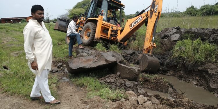 ‘विठ्ठल व मुबारक’ या दोन शिक्षक मित्रांनी शेकडो शेतकऱ्यांसाठी काढला मार्ग ; पाण्याला वाट करून दिली