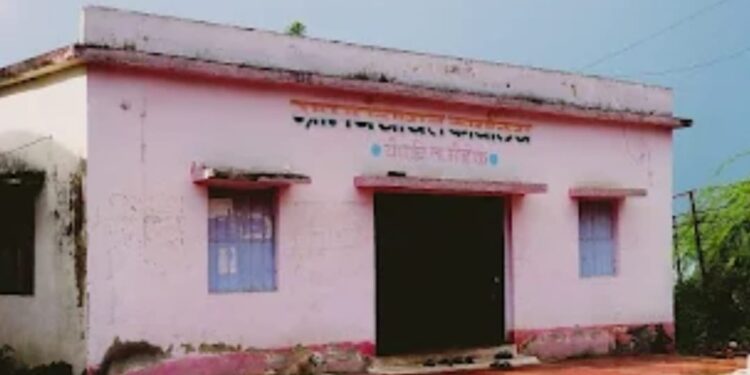 ब्रेकिंग : सोलापुरात येणकीच्या सरपंचाला विभागीय आयुक्तांचा दणका ; थेट घरी बसवले ! बियरबार भोवला रे बाबा