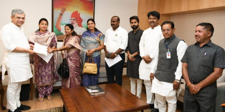 खासदार प्रणितीताईंचा यशस्वी पाठपुरावा ; आता सिद्धेश्वर एक्सप्रेस थांबणार मोहोळला