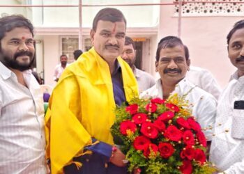 कृषी मंत्री भरणेमामांचा सोलापूरच्या किसन भाऊंनी केला जंगी सत्कार