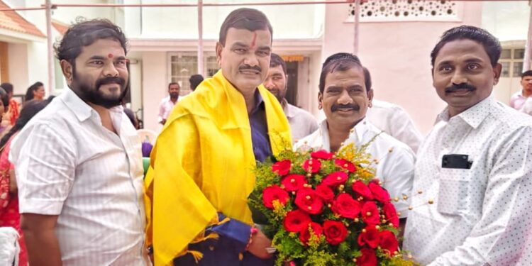 कृषी मंत्री भरणेमामांचा सोलापूरच्या किसन भाऊंनी केला जंगी सत्कार