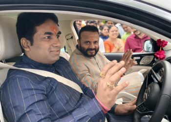 देवेंद्र दादांच्या ड्रीम कार मधून पालकमंत्र्यांची सफर ; जयभाऊंशी जमली जोरदार गट्टी