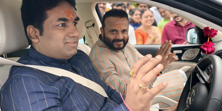 देवेंद्र दादांच्या ड्रीम कार मधून पालकमंत्र्यांची सफर ; जयभाऊंशी जमली जोरदार गट्टी