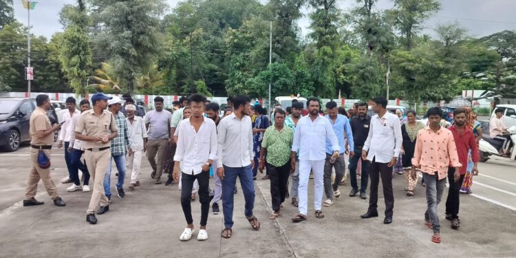 सोलापुरात पारधी समाजाची व्यायाम शाळा जाळली ! समाज आला जिल्हाधिकारी कार्यालयात