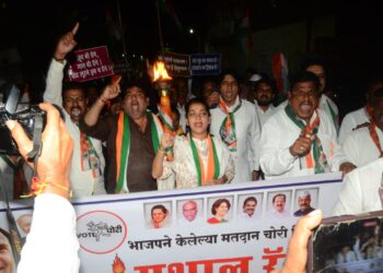 सोलापुरात काँग्रेसची मशाल रॅली ; ‘मतदान चोर, खुर्ची सोड’ घोषणांनी सोलापूर दणाणले !