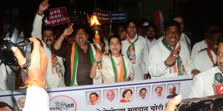 सोलापुरात काँग्रेसची मशाल रॅली ; ‘मतदान चोर, खुर्ची सोड’ घोषणांनी सोलापूर दणाणले !