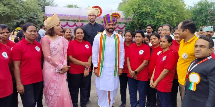 रेड आर्मी जिल्हाधिकारी कार्यालयात ; फोटो काढण्याचा पालकमंत्र्यांना ही आवरला नाही मोह