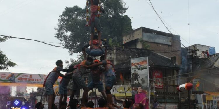 चंद्रनील फाउंडेशनचा दहीहंडी द्वारे भारतीय जवानांना मानाचा मुजरा ; सर्वाक्षिय नेते थिरकले !