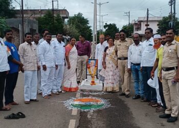 स्वातंत्र्यदिनी पारधी आणि टकारी समाजाला आणले एकत्र ; युवराज जाधव यांचा उपक्रम