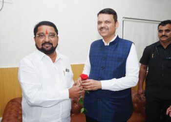 शिवाजी सावंतांचा देवेंद्र फडणवीसांना गुलाब भेट ; दिलीप कोल्हेनी तर घोषणा पण केली