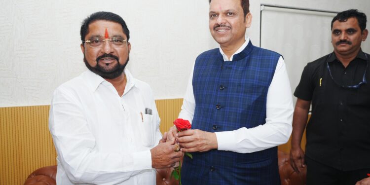 शिवाजी सावंतांचा देवेंद्र फडणवीसांना गुलाब भेट ; दिलीप कोल्हेनी तर घोषणा पण केली