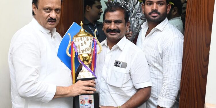 “वा रे किसनभाऊ, अजितदादांना थेट ट्राफिक दिली भेट