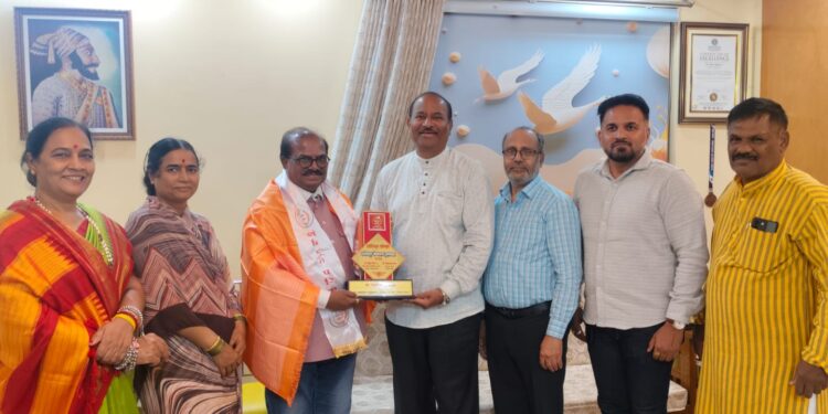 राजा माने यांना “शांतीदूत” राज्यस्तरीय पुरस्कार प्रदान ; डॉ. विठ्ठलराव जाधव यांच्या हस्ते सन्मान
