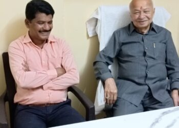 माजी गृहमंत्री सुशीलकुमार शिंदेंची सिंहासन कार्यालयाला भेट ; साहेबांनी ‘प्रणिती’सोबत काढला विशेष फोटो