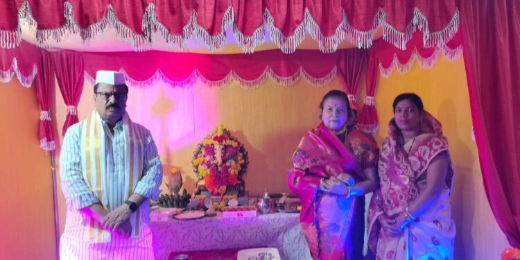 चेअरमन दिलीप माने यांच्या हस्ते ब्रह्मदेवदादा माने बँकेत श्री’ची प्रतिष्ठापना ; हा व्यक्त केला मानस