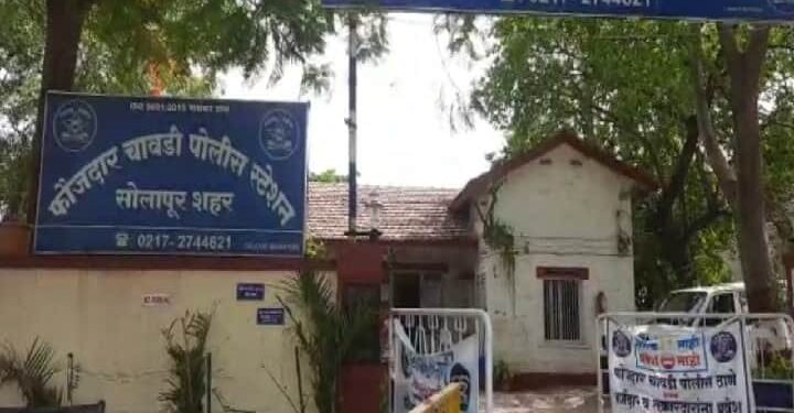 पोलिसांशी हुज्जत घालून धक्काबुक्की ; अण्णाभाऊ साठे जयंती मिरवणुकीतील प्रकार ; गुन्हे दाखल