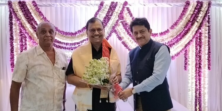 सोलापूरला दिल्ली दरबारी कायदेशीर मदतीची ग्वाही ; खा. उज्वल निकम यांचा केतन वोरा मित्र परिवाराने केला सत्कार