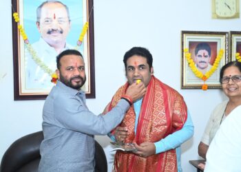 अरं कुठाय दादा ! देवेंद्र दादांना शुभेच्छा देण्यासाठी जयाभाऊंची घरी सरप्राइज भेट…….