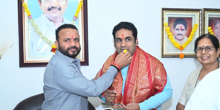 अरं कुठाय दादा ! देवेंद्र दादांना शुभेच्छा देण्यासाठी जयाभाऊंची घरी सरप्राइज भेट…….