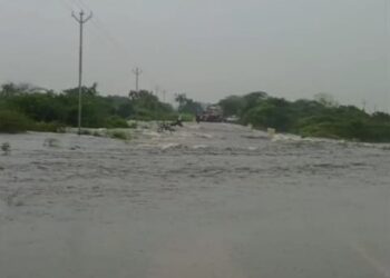 सोलापुरात पावसाचा हाहाकार ; अक्कलकोट हायवेवर पाणी, कुंभारी कारखाना रस्ता बंद, होटगी रोड बंद, विडी घरकुल मध्ये घरात शिरले पाणी VIDEO