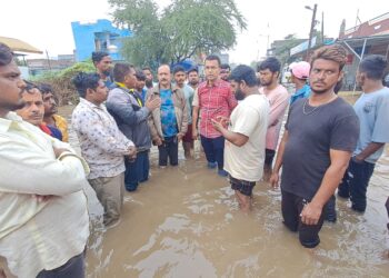 महापालिका आयुक्त ऑन द स्पॉट ;गुडघ्या एवढ्या पाण्यात उभारून नागरिकांना दिला दिलासा ;यंत्रणेला तातडीचे आदेश