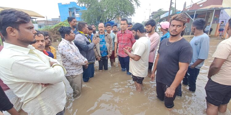 महापालिका आयुक्त ऑन द स्पॉट ;गुडघ्या एवढ्या पाण्यात उभारून नागरिकांना दिला दिलासा ;यंत्रणेला तातडीचे आदेश