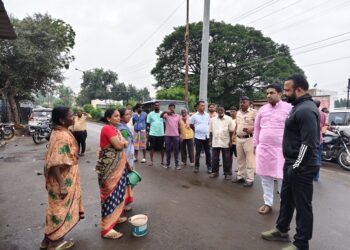 “पालकमंत्री असावा तर असा” ; जया भाऊ पहाटेच ‘ऑल फील्ड’वर नागरिकांच्या दारोदारी जाऊन दिला दिलासा