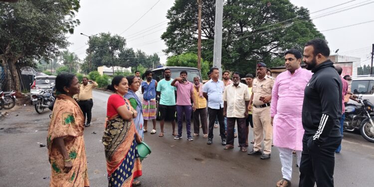 “पालकमंत्री असावा तर असा” ; जया भाऊ पहाटेच ‘ऑल फील्ड’वर नागरिकांच्या दारोदारी जाऊन दिला दिलासा