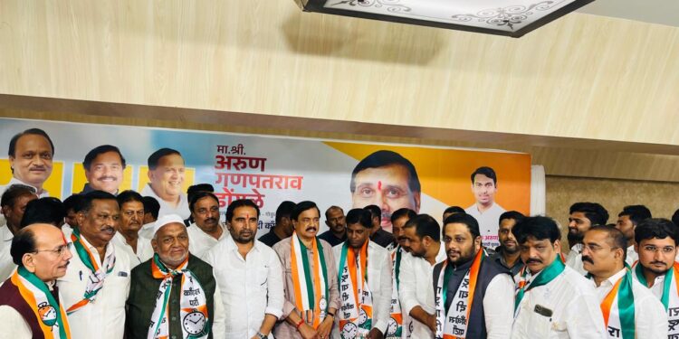 सोलापुरात मुस्लिम कार्यकर्त्यांना अजितदादांची क्रेझ ; काँग्रेसच्या माजी सभागृह नेत्याने सोडला हात