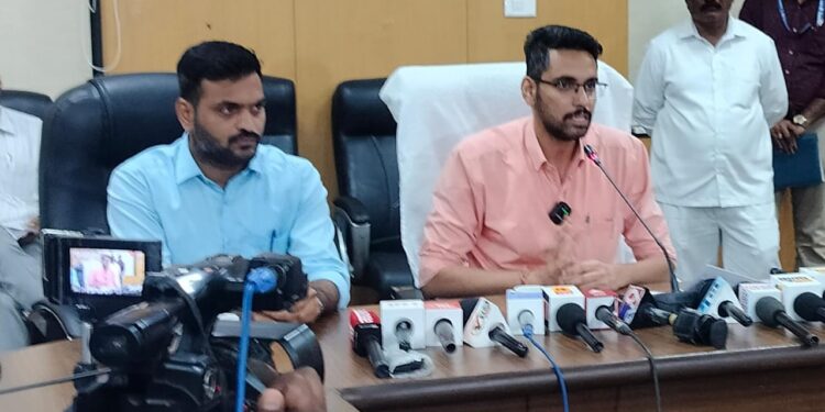 सोलापूरकरांनो पुढील दोन दिवस धोक्याचे ! प्रशासनाला सहकार्य करा ; जिल्हाधिकाऱ्यांचे कळकळीचे आवाहन ; 4002 जणांना बाहेर काढण्यात यश